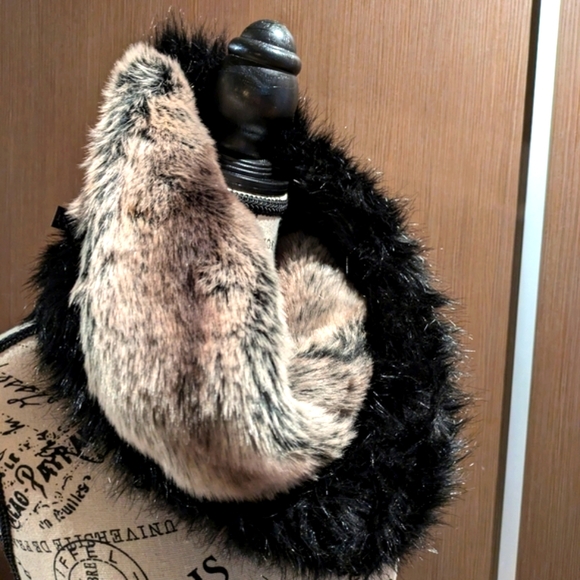 Faux fur scarf - Picture 2 of 6